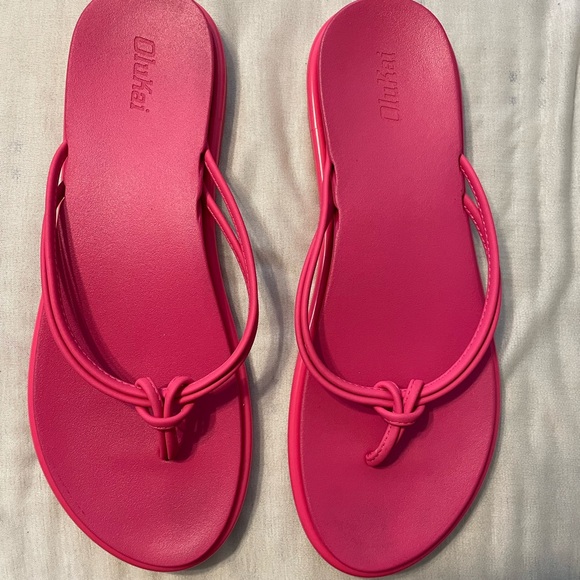 OluKai Shoes - OluKai Vibrant Pink Plumeria Beach flip flops/Sandals‎ water repellent women’s 9